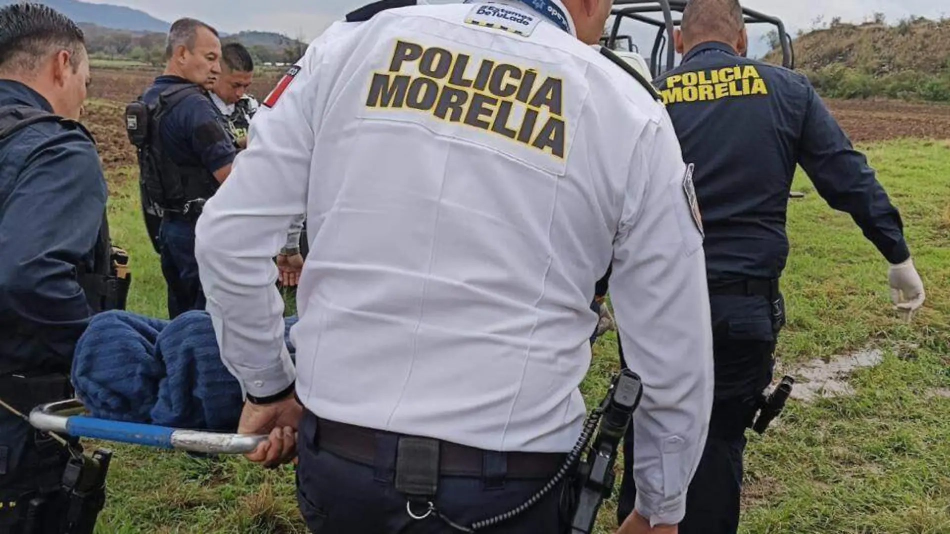 Policía Morelia cargando a un herido